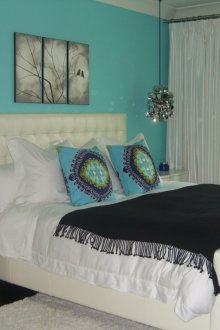 Υπνοδωμάτιο με τυρκουάζ ταπετσαρία