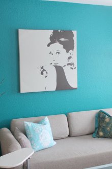 Φωτεινό καναπέ σε φόντο τυρκουάζ τοίχους