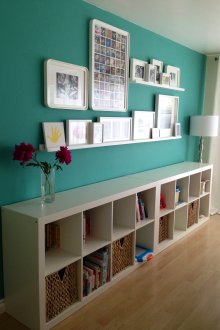 Τυρκουάζ τοίχους στο εσωτερικό του καθιστικού