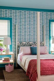 Υπνοδωμάτιο με τυρκουάζ τοίχους και παράθυρα.