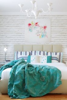 Φωτεινό εσωτερικό υπνοδωμάτιο με τιρκουάζ τόνους