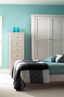 Φωτεινά τυρκουάζ τοίχους στο εσωτερικό του υπνοδωματίου