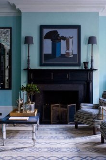 Καθιστικό με τυρκουάζ τοίχους