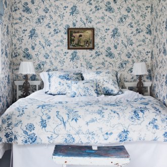 Λευκή και μπλε χαλασμένη κομψή κρεβατοκάμαρα