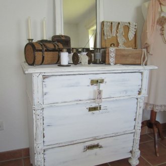 Όμορφη ντουλάπα με καθρέφτη στο στυλ του shabby chic