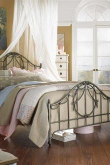 Καφέ τοίχους σε μια χαλαρή κρεβατοκάμαρα Chic