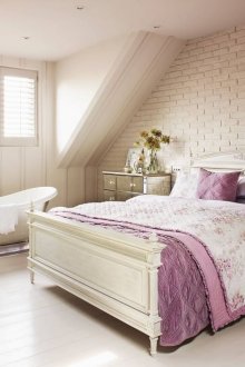 Shabby Chic υπνοδωμάτιο με τοίχο από τούβλα