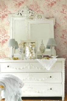 Καθρέπτες, κομμωτήριο και άλλα διακοσμητικά στοιχεία για την κρεβατοκάμαρα στο στυλ του shabby chic