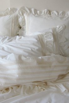 Όμορφη κοκκινιστή κρεβατοκάμαρα