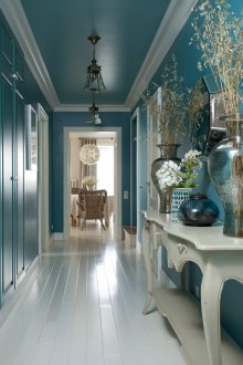 Korridor i en to-plan leilighet i stil med Provence