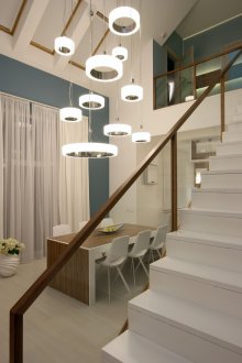 Hvit og brun trapp med glassrekkverk