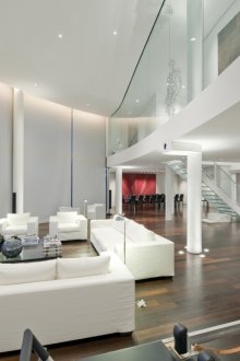 High-tech duplex leilighet i hvit hi-tech stil