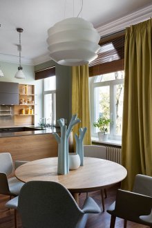 Kjøkken-spisestue i en to-nivå leilighet