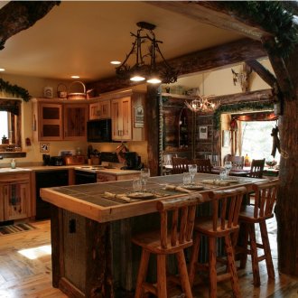 Κουζίνα σε παραδοσιακό στιλ με μεγάλο μπαρ πρωινού