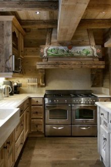 Μια τέτοια ρουστίκ στυλ κουζίνα μπορεί να σχεδιαστεί στο διαμέρισμα.