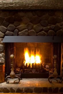 Ρουστίκ τζάκι σε σαλόνι