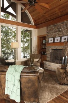 Καθιστικό με ένα μεγάλο ρουστίκ παράθυρο