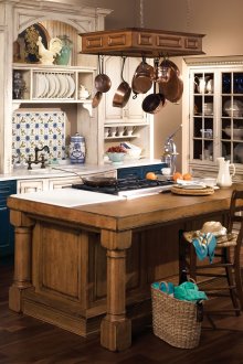 Φωτεινή κουζίνα ρουστίκ στυλ στο διαμέρισμα