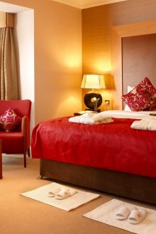 Μπεζ κόκκινη κρεβατοκάμαρα