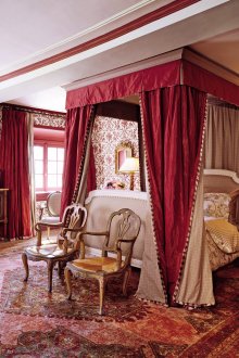 Κόκκινο και λευκό ταπετσαρία με ένα μοτίβο στο υπνοδωμάτιο