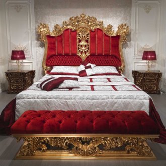 Πολυτελές κλασικό υπνοδωμάτιο με κόκκινες προθέσεις