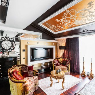 Μαύρο, λευκό και χρυσό χρώμα στο εσωτερικό του σαλόνι