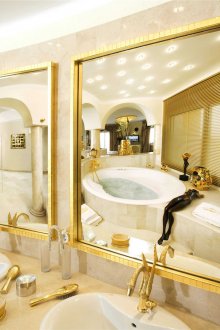 Χρυσές λεπτομέρειες εσωτερικού χώρου