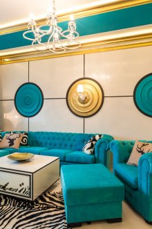Ο συνδυασμός τυρκουάζ και χρυσού χρώματος στο σαλόνι