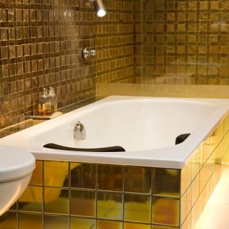 Χρυσά πλακάκια στο μπάνιο