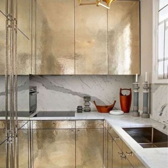 Χρυσή πρόσοψη στην κουζίνα με το στυλ του μινιμαλισμού