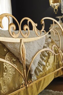 Τα χρυσά στοιχεία τονίζουν την κατάσταση του ιδιοκτήτη