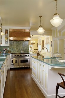 Χρυσές προθέσεις στο εσωτερικό της κουζίνας με το νησί