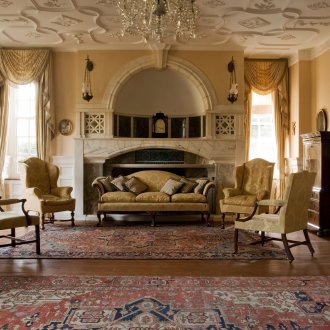 Μπεζ τοίχους σε ένα βικτοριανό σαλόνι