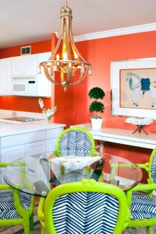 Κοραλλιογενείς τοίχοι στην τραπεζαρία-κουζίνα